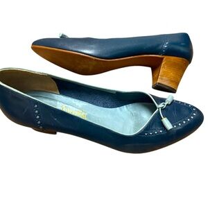 Amalfi 10.5B “Amanda” EUC Blue tassel small heels with Decorative Perforations